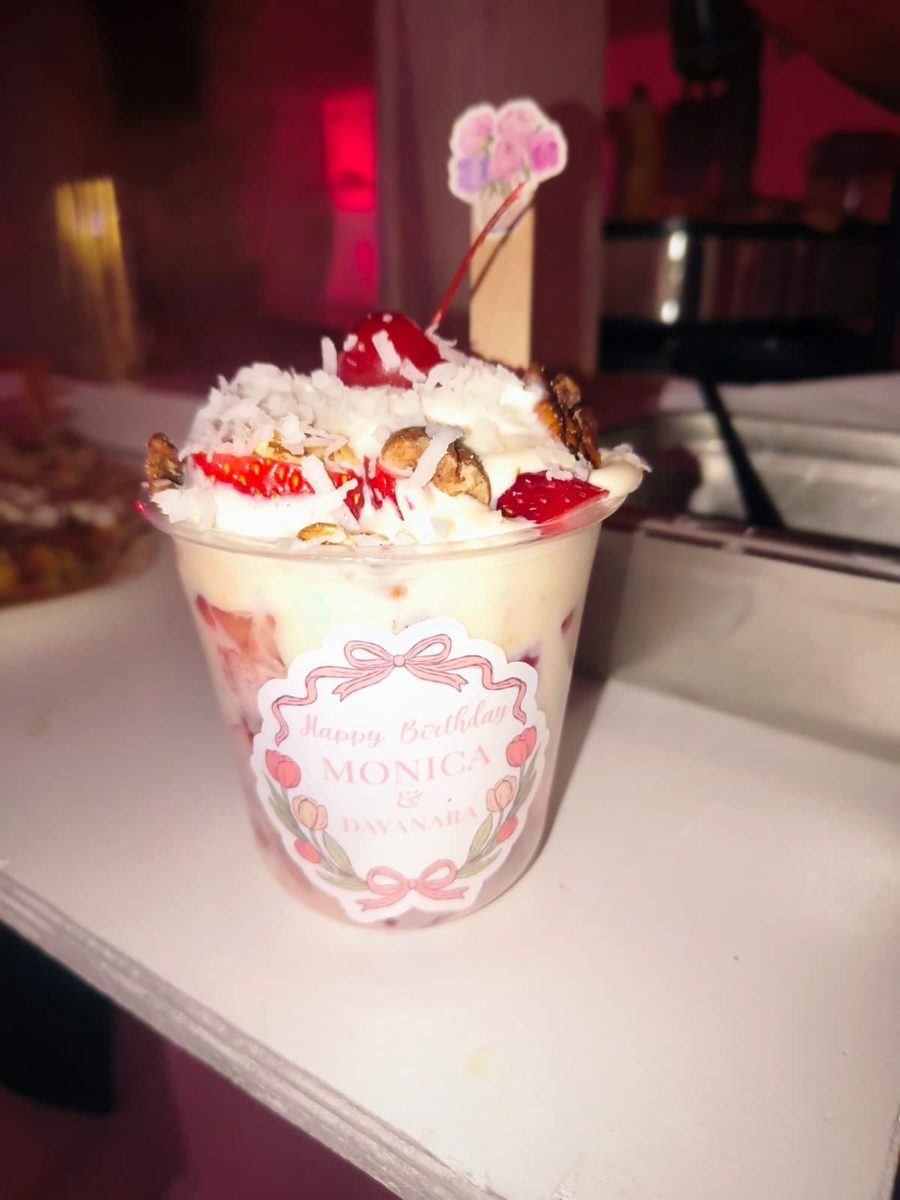 Fresas con crema cup with fresh strawberries and sweet cream